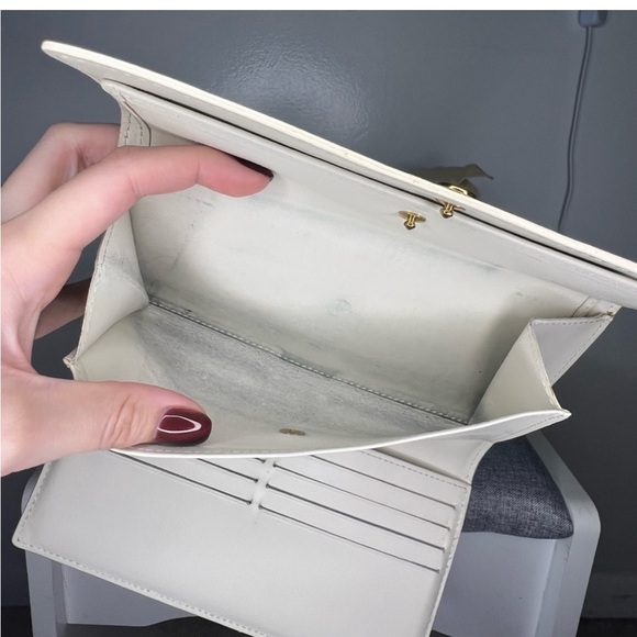 Louis Vuitton Sarah Patent
Leather Wallet  full enclosure : box  and dust bag - Picture 5 of 11